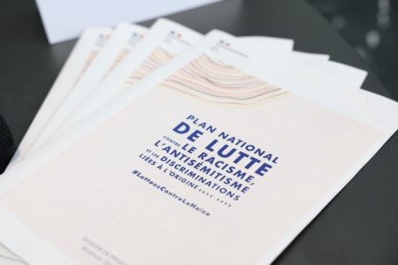 Foto colorida de panfleto do plano francês para combater o racismo e discriminação de ciganos - Metrópoles