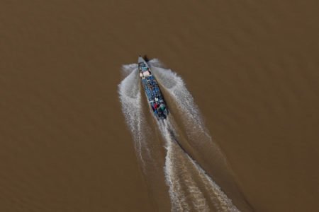 foto colorida mostra barco em apoio logístico a garimpo em terra indígena yanomami - Metrópoles