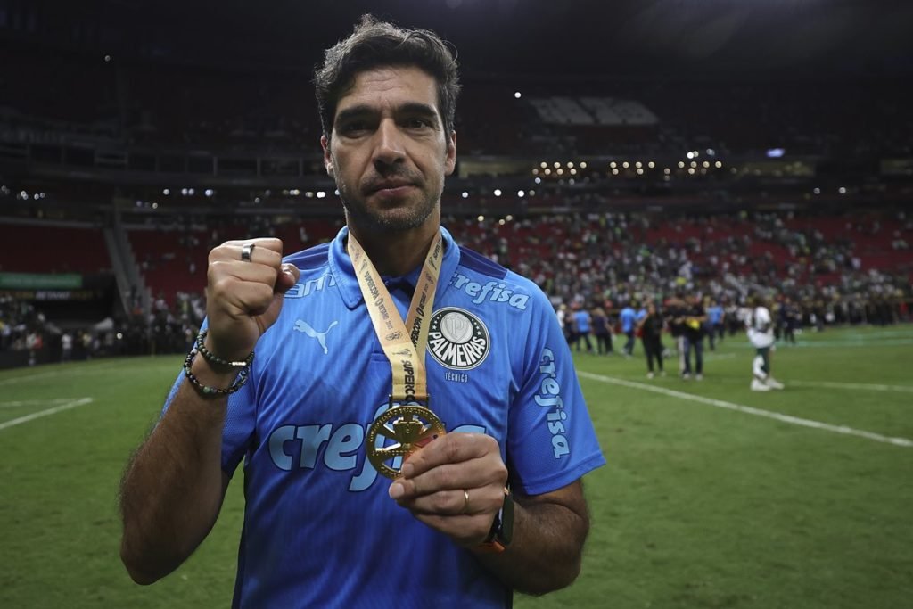 Técnico Abel Ferreira, do Palmeiras, posa com medalha de campeão da Supercopa - Metrópoles