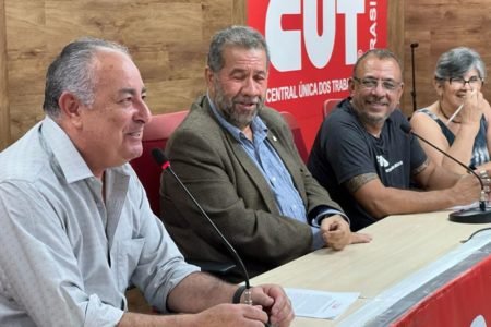 Foto colorida do ministro da Previdência junto a representantes de sindicatos - Metrópoles