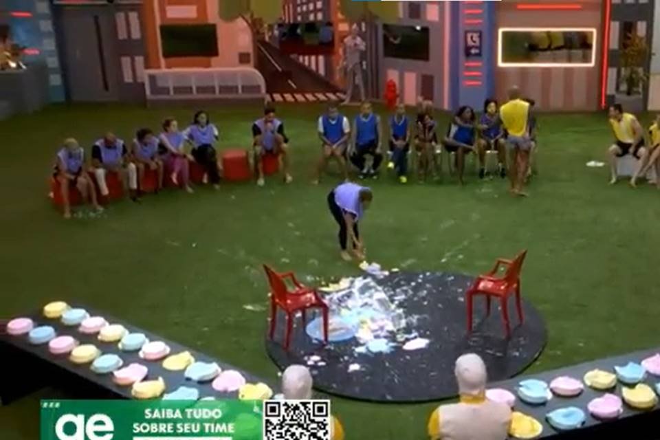 Bruna Griphao pega torta do chão e vem no BBB23