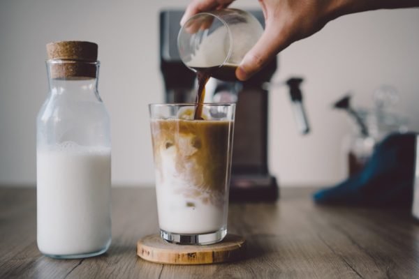 Imagem colorida de bebida café com leite - Metrópoles