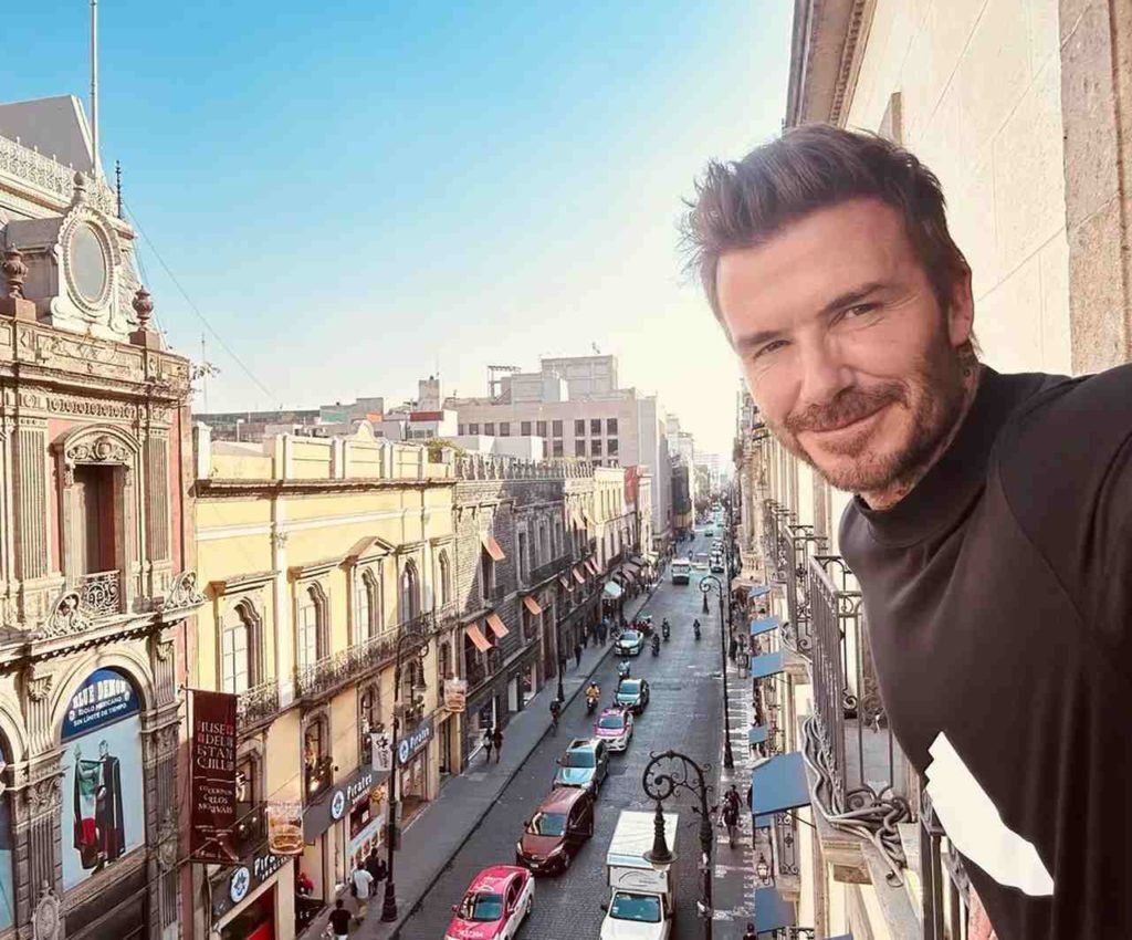 Na foto, David Beckham com uma cidade ao fundo - Metrópoles