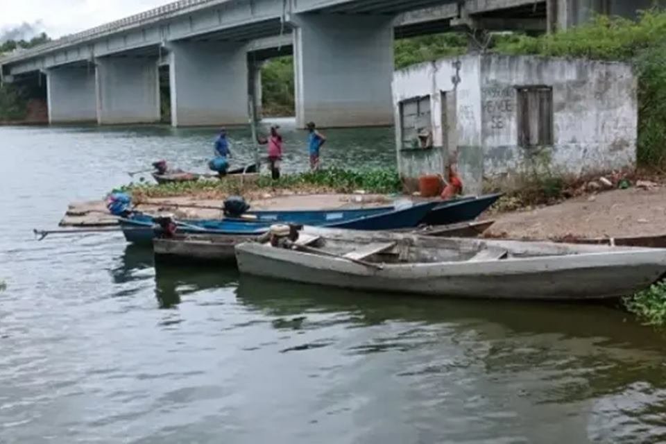Imagem mostra um rio em que aparecem duas canoas e três pescadores. No local foi localizado o corpo do guarda municipal - Metrópoles