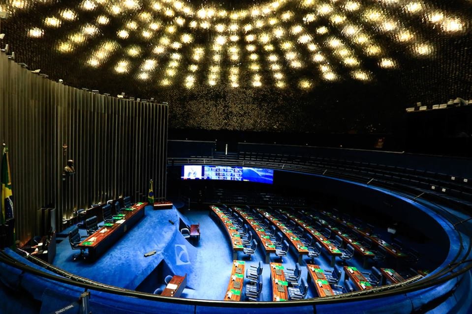 Foto colorida do plenário vazio do Senado - Metrópoles