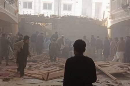 Fotografia colorida de mesquita danificada após explosão causada por homem-bomba