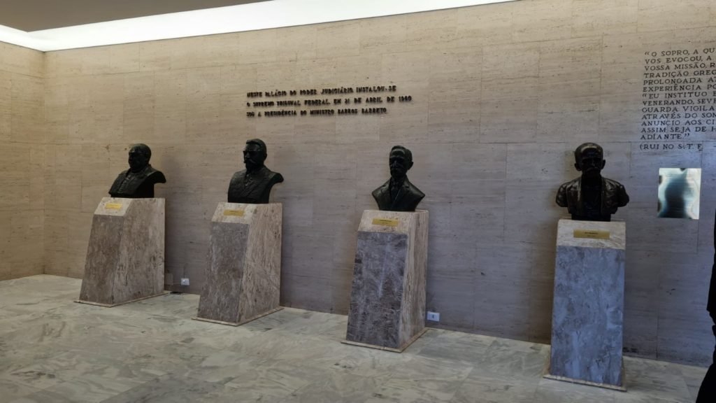 Exposição no plenário do STF com escombros e materiais danificados após invasões antidemocráticas feitas por bolsonaristas em janeiro. No detalhe, bustos danificados de autoridades próximo de painel - Metrópoles