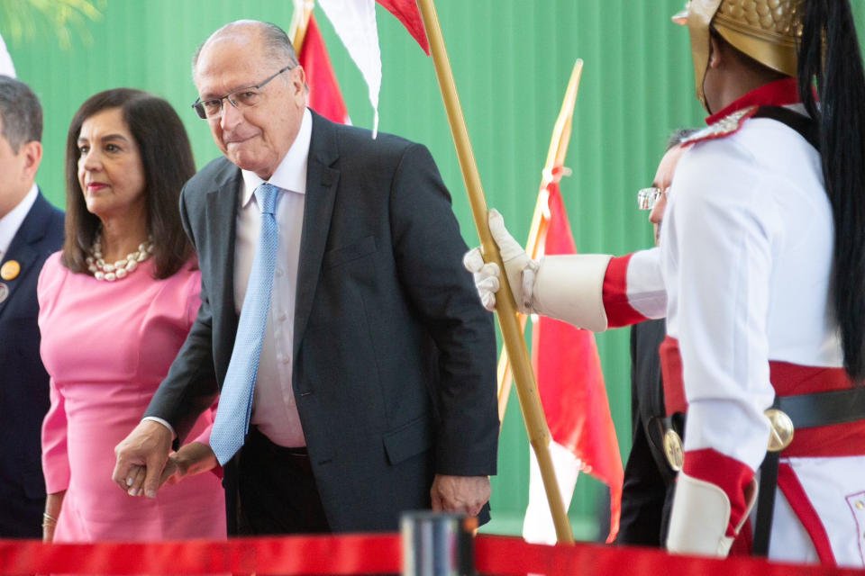 Chegada de autoridades ao Supremo Tribunal Federal (STF) para a sessão solene de Abertura do Ano Judiciário de 2023. No detalhe, o vice-presidente Geraldo Alckmin e sua esposa Lu Alckmin caminham na entrada do evento cercados pelos dragões da independência - Metrópoles