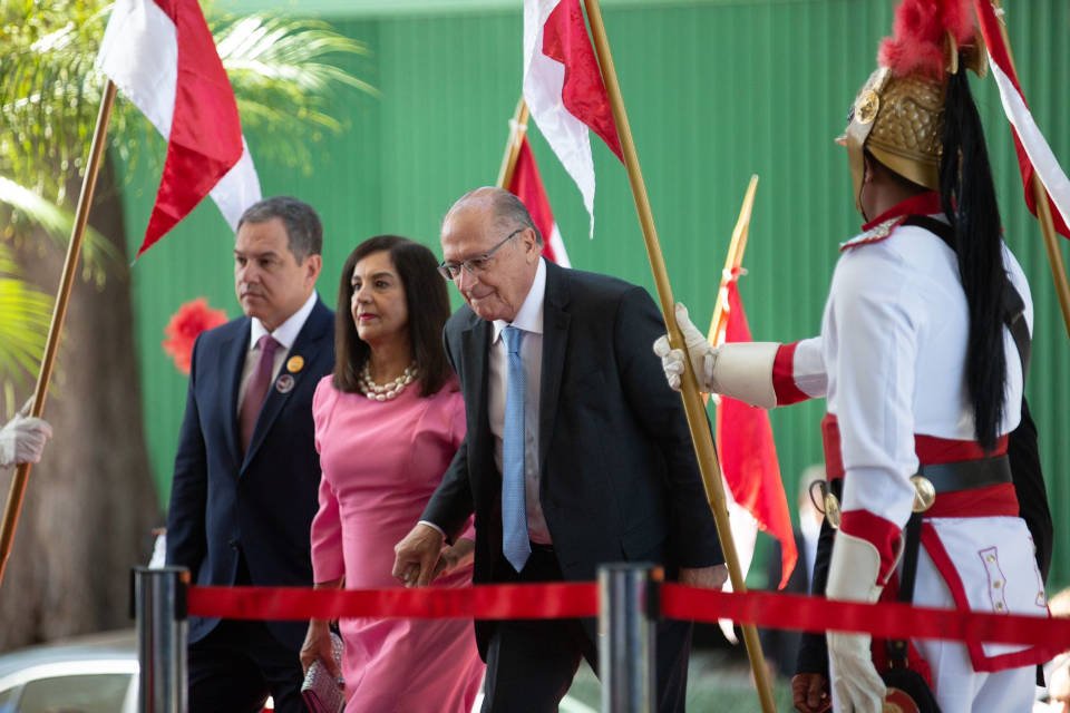 Chegada de autoridades ao Supremo Tribunal Federal (STF) para a sessão solene de Abertura do Ano Judiciário de 2023. No detalhe, o vice-presidente Geraldo Alckmin e sua esposa Lu Alckmin caminham na entrada do evento cercados pelos dragões da independência - Metrópoles