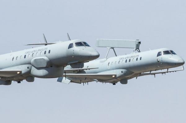 aviões de cor cinza escrito força aérea brasileira na lateral