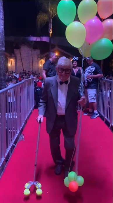 Idoso de 90 anos vence concurso fantasiado de personagem do filme UP |  Metrópoles