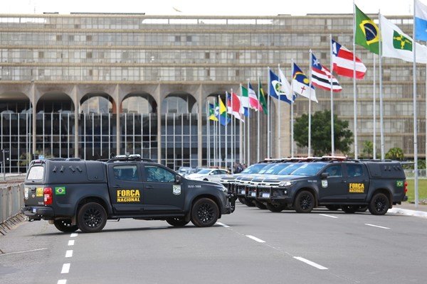 Imagem colorida de viaturas da Força Nacional
