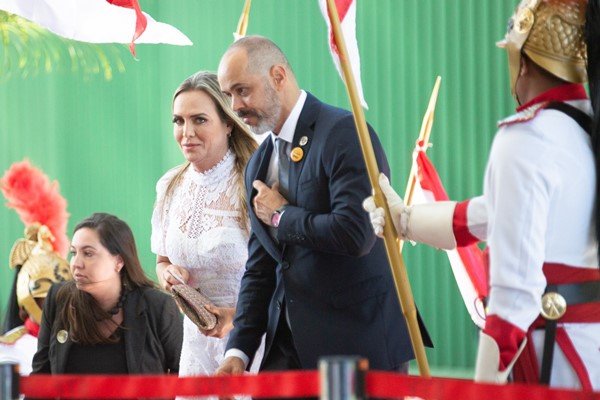 Chegada de autoridades ao Supremo Tribunal Federal (STF) para a sessão solene de Abertura do Ano Judiciário de 2023. No detalhe, a governadora em exercício do DF, Celina Leão, e marido caminham na entrada do evento cercados pelos dragões da independência - Metrópoles