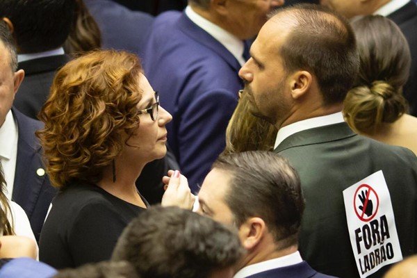 Deputados bolsonaristas posam para foto protestando contra o presidente Lula com placas escrito