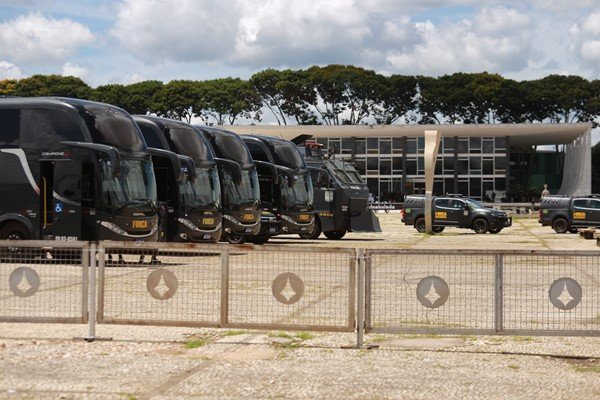 Imagem colorida de ônibus da Força Nacional