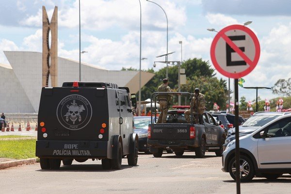 Imagem colorida de viaturas de forças policiais