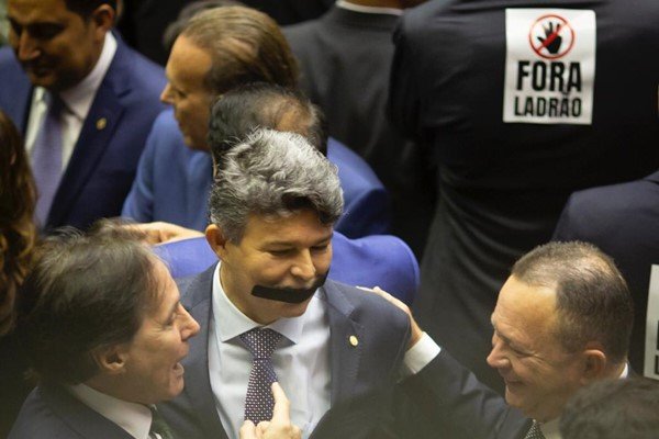Deputados bolsonaristas posam para foto protestando contra o presidente Lula com placas escrito