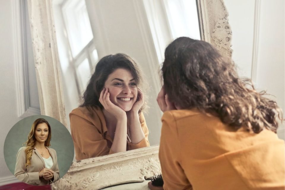 Mulher sorrindo para o espelho - Metrópoles