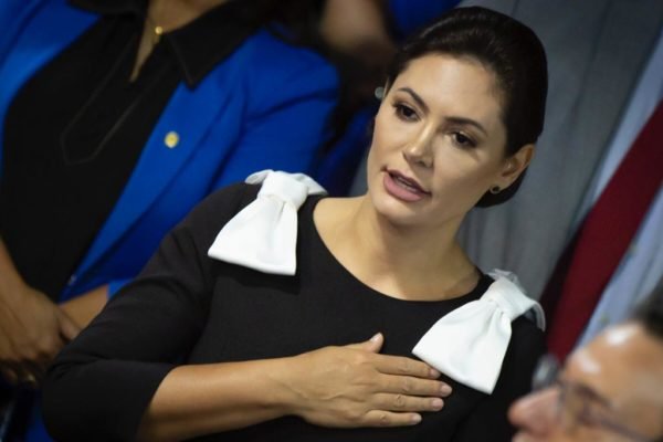 Michelle bolsonaro com as mãos ao peito durante Sessão de posse dos senadores eleitos eleição 2022 - Metrópoles