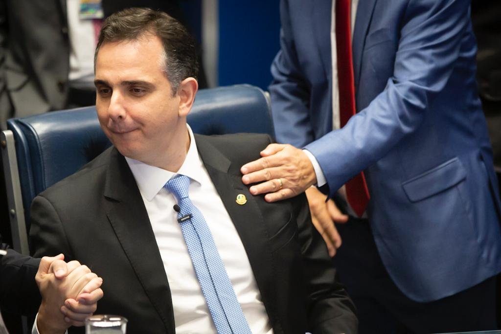 Presidente do senado Rodrigo Pacheco cumprimenta senadores eleitos eleição 2022 - Metrópoles