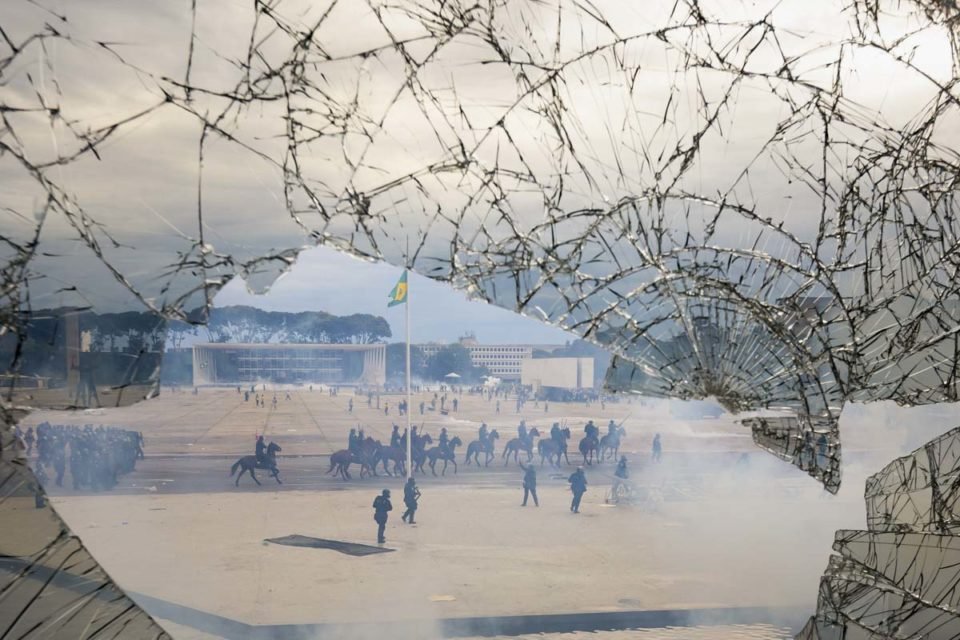 imagem colorida de vidro quebrado na Praça dos Três Poderes, em 8 de janeiro, atos golpistas - Metrópoles