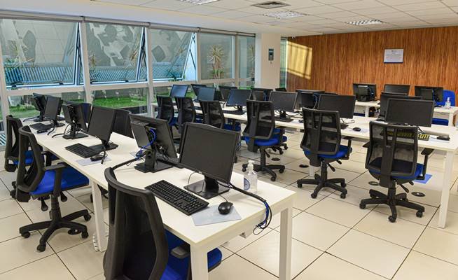 Foto colorida de uma sala de computadores