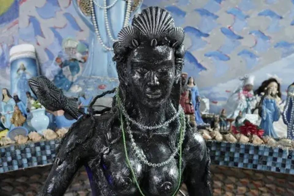 Imagem mostra escultura de iemanja instalada em Salvador - Metrópoles