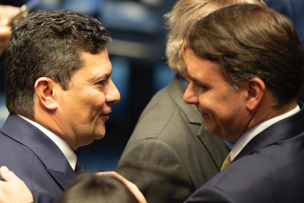 Flávio Bolsonaro ao lado do senador eleito Sérgio Moro