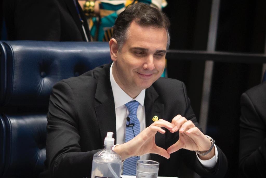 Rodrigo Pacheco faz coração com as mãos apó eleição para presidente do Senado Federal - metrópoles