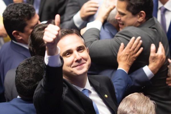 Rodrigo Pacheco faz positivo com as mãos apó eleição para presidente do Senado Federal - metrópoles