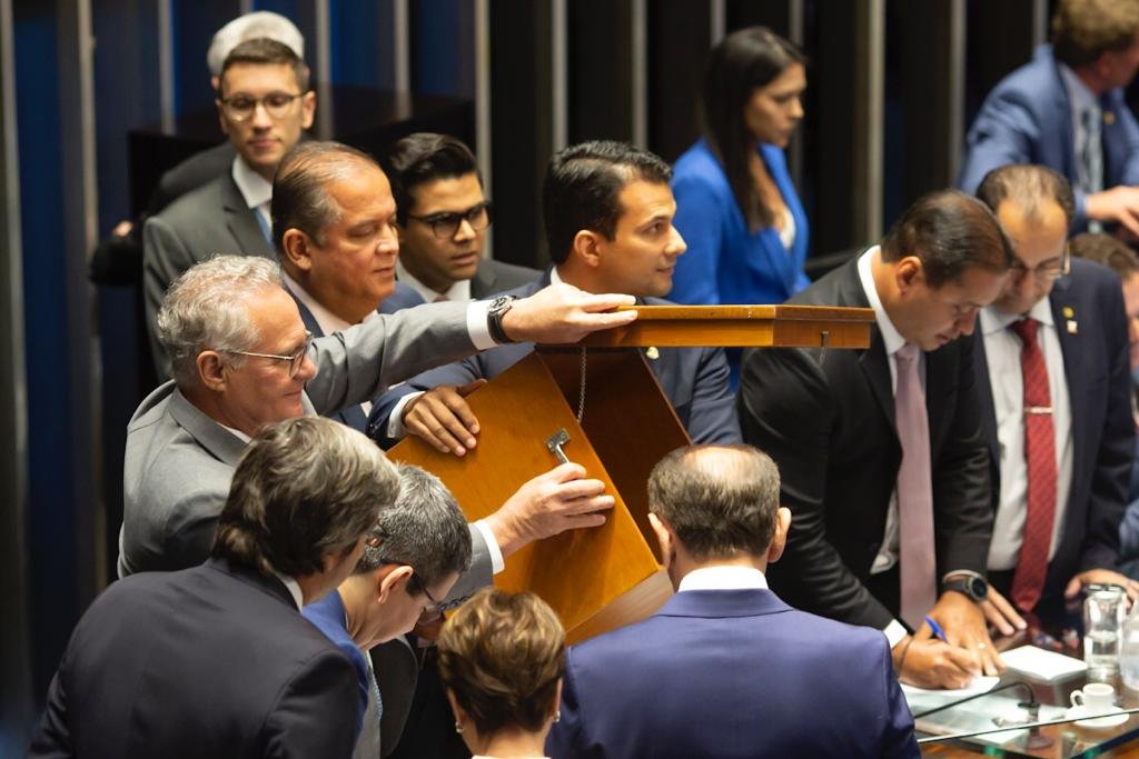 Senadores mostram a urna vazia após contagem dos votos para eleicao presidente Senado - Metrópoles