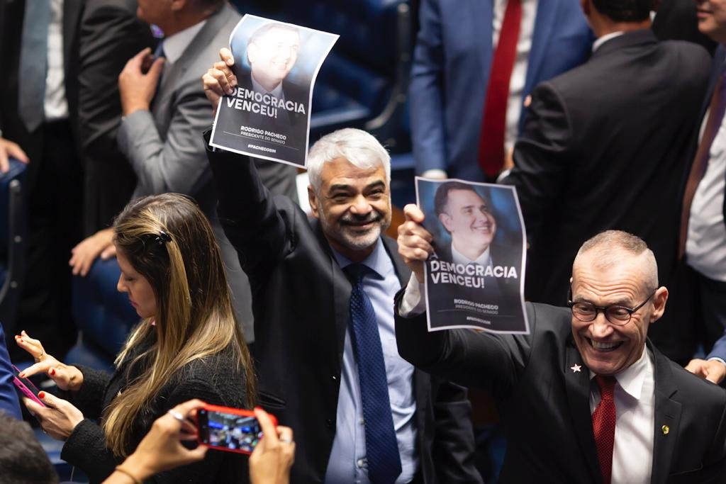 Senadores mostram cartazes com os dizeres