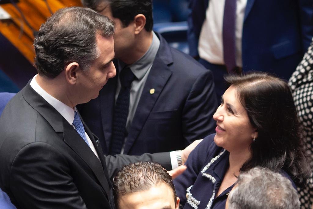 Rodrigo Pacheco cumprimenta ministra Simone Tebet durante eleição para a presidencia do Senado Federal - Metrópoles