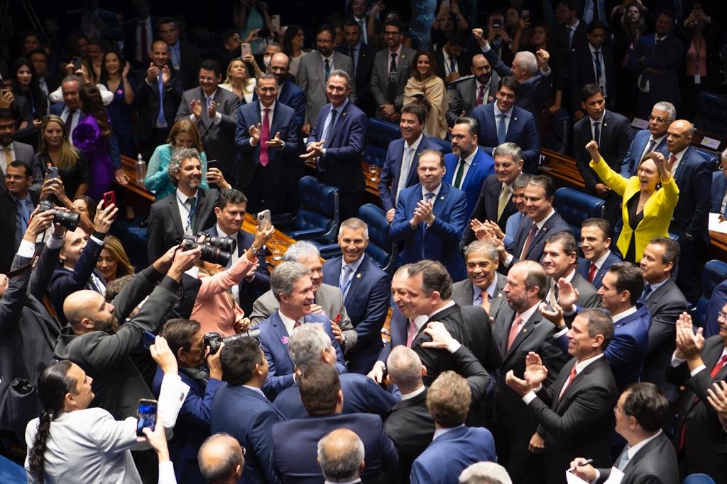 Rodrigo Pacheco cumprimenta senadores após resultado da eleição para a presidencia do Senado Federal - Metrópoles