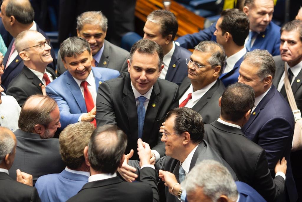 Rodrigo Pacheco cumprimenta senadores após resultado da eleição para a presidencia do Senado Federal - Metrópoles