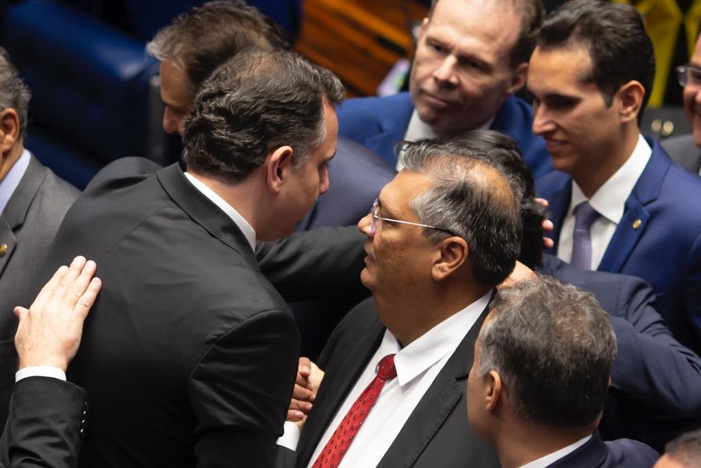 Rodrigo Pacheco cumprimenta ministro Flávio Dino durante eleição para a presidencia do Senado Federal - Metrópoles