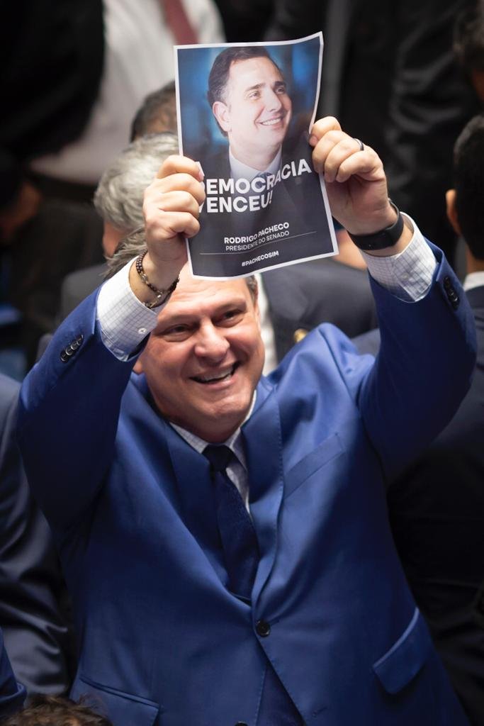 Senador mostra cartaz com os dizeres