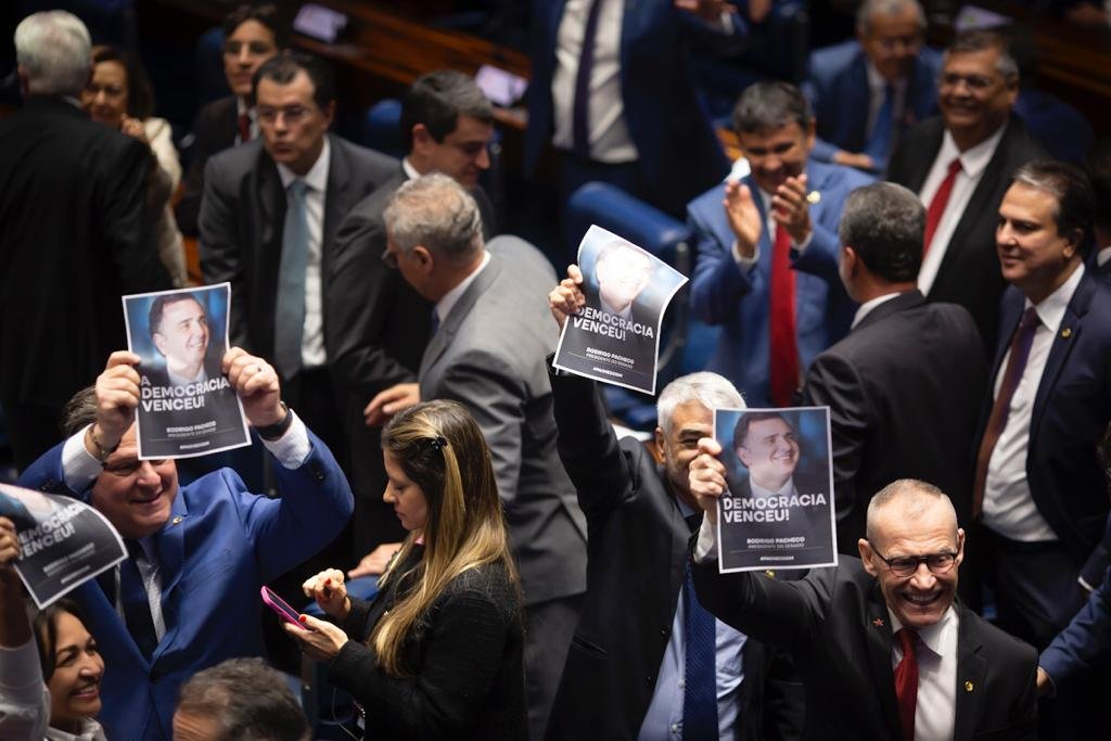 Senadores mostram cartazes com os dizeres