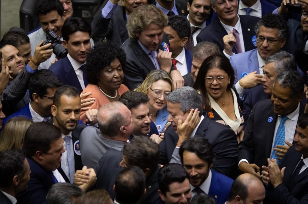 Arthur Lira é aplaudido por deputados após reeleito presidente da Câmara com recorde de votos - Zig Proxy