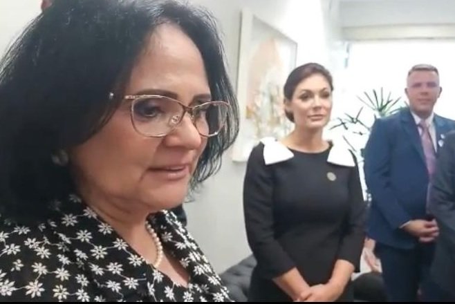 Tenho unhas muito grandes', diz Damares após curtir post contra Michelle