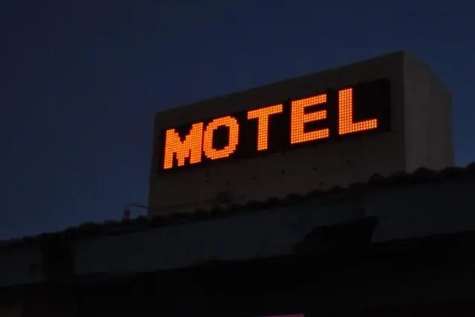 Imagem colorida mosta a fachada de motel - Metrópoles
