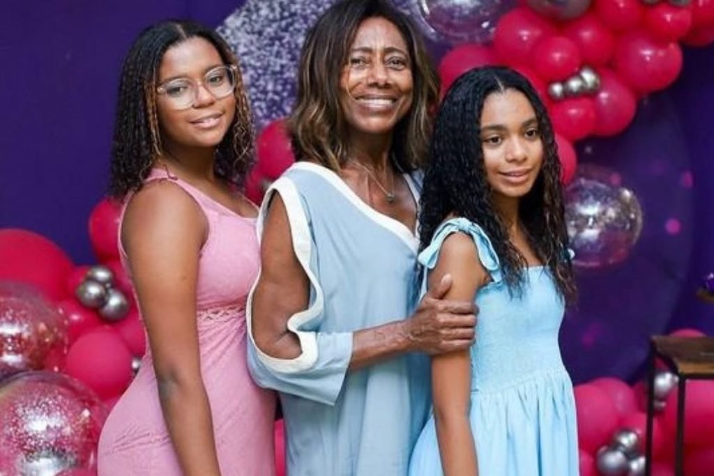 Foto colorida de Glória Maria e suas filhas, Maria e Laura