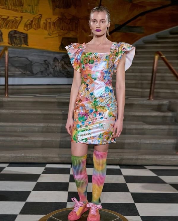 Na imagem com cor, modelo desfila durante o Copenhague Fashion Week - Metrópoles