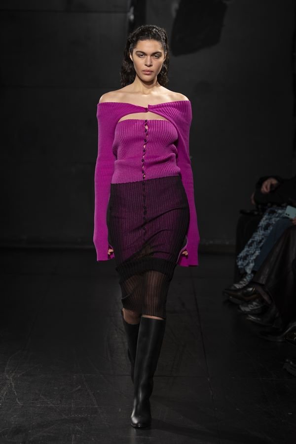 Na imagem com cor, modelo desfila durante o Copenhague Fashion Week - Metrópoles