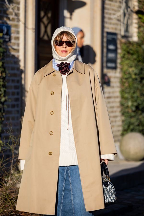 Na imagem com cor, mulher veste roupa de frio para o Copenhague Fashion Week - Metrópoles 