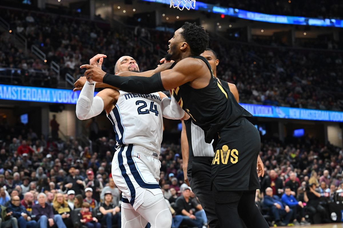 Donovan Mitchell, do Cavs, briga com Dillon Brooks, dos Grizzlies