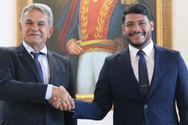 O embaixador Flávio Macieira, encarregado de negócios na Venezuela, cumprimenta o vice-ministro de Relações Exteriores daquele país