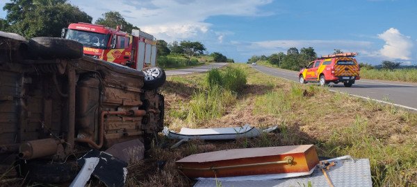 carro capotado com caminhão dos bombeiros atrás