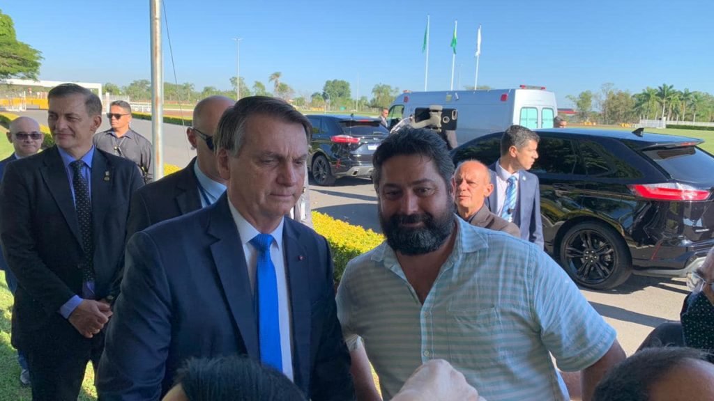 João Baldan, preso na Operação Lesa Pátria por participar de atos antidemocráticos, posa ao lado do ex-presidente Bolsonaro em cercadinho no Palácio do Alvorada - Metrópoles