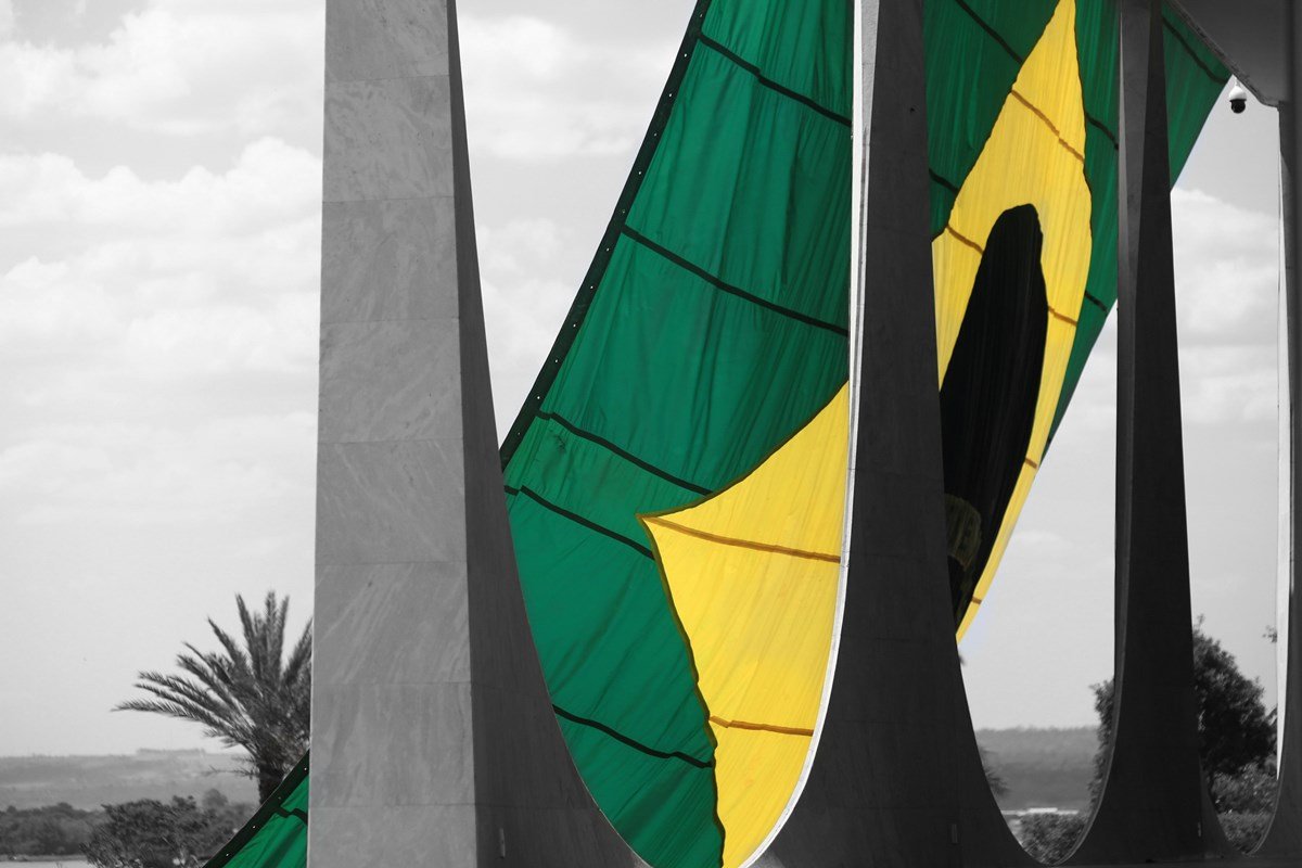Bandeira gigante do Brasil na fachada do Palácio da Alvorada durante segundo turno das eleições de 2022 - Metrópoles